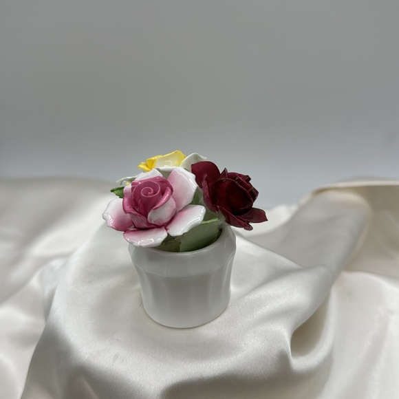 Royal Doulton Porcelain Flowers and Vase. - Picture 2 of 8